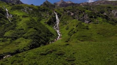 Avusturya Kaprun 'un güzel, dar şelalesi.