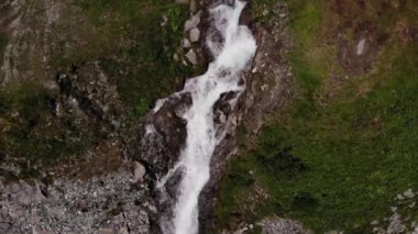 Salzburg Bölgesi, Kaprun Avusturya 'da Stausee Wasserfallboden Barajı' nda çağlayan şelaleler. - Hava Aracı Atışı.