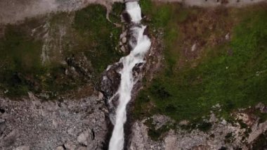 Avusturya, Kaprun 'daki Rocky Vadisi' ndeki Wasserfallboden Reservoir 'ın Akan Suyu' nun en üst görüntüsü. hava durumu