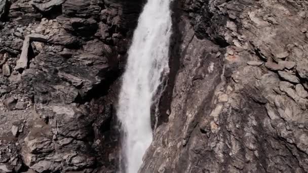 Vodopád Tekoucí Skalnatém Útesu Vodní Nádrže Kaprunu Austrálii Anténní Letoun — Stock video