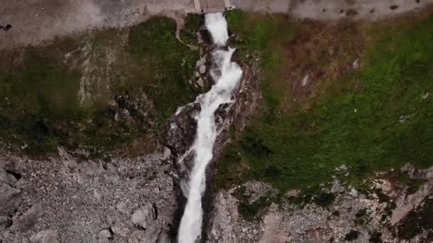 Bird Eye View Van Waterval Stroomt Door Klif Oostenrijk Luchtdrone — Stockvideo