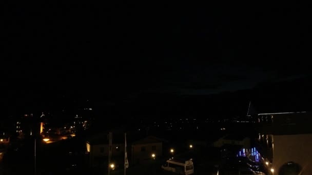Awan Gelap Dengan Petir Atas Townscape Kaprun Selama Malam Salzburg — Stok Video