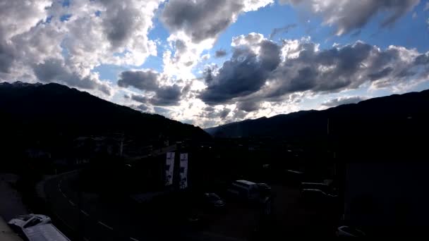 Hermosas Nubes Movimiento Por Debajo Del Paisaje Urbano Kaprun Salzburgo — Vídeo de stock