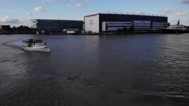 Alblasserdam近くのノード川沿いのVerboot 3ボートの空中パララックスビュー トラッキングショット — ストック動画