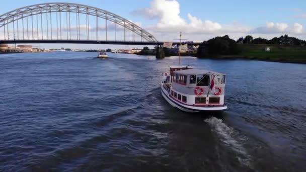 Aerial Stern View Veerboot Boat River Noord Road Bridge Alblasserdam — 비디오