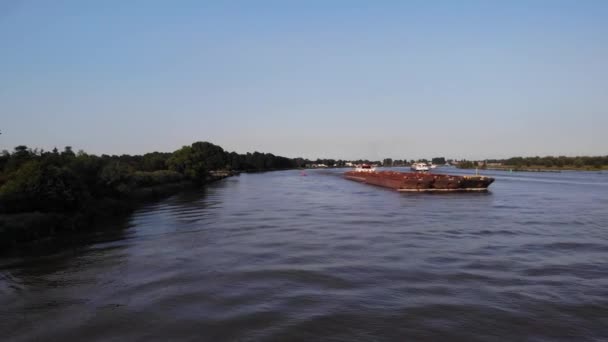 Luchtfoto Voorwaarts Bow Veerhaven Pusher Boot Vervoer Drie Schepen Langs — Stockvideo