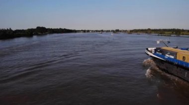 Zembla kargo gemisinin liman manzarası Oude Maas 'tan geçiyor.