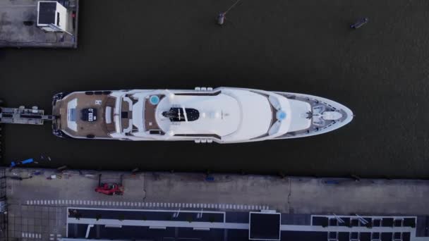 Aerial Luxury Yacht Moored Marina Alblasserdam Top View Pedestal — Stock Video