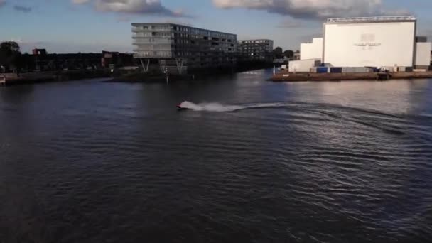 Vue Aérienne Jet Skier Sautant Long Rivière Noord Tir Suivi — Video