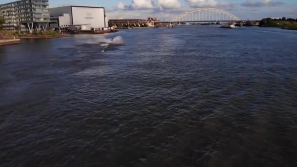 阿尔布拉塞尔坝造船厂附近河畔滑翔机的空中尾随 — 图库视频影像