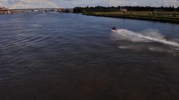 阿尔伯拉塞尔大坝沿河湾喷气式滑翔机空中跟踪射击 — 图库视频影像