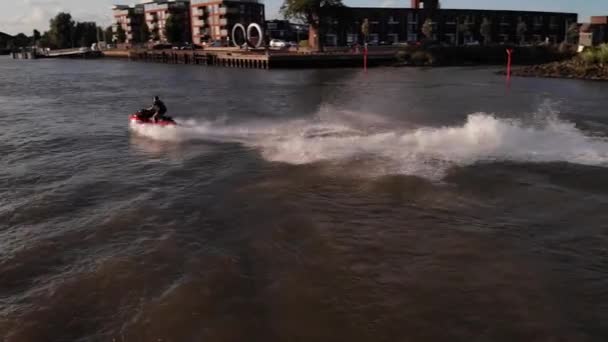 Εναέρια Ανίχνευση Shot Jet Skier Πλοήγηση Κατά Μήκος Του Ποταμού — Αρχείο Βίντεο