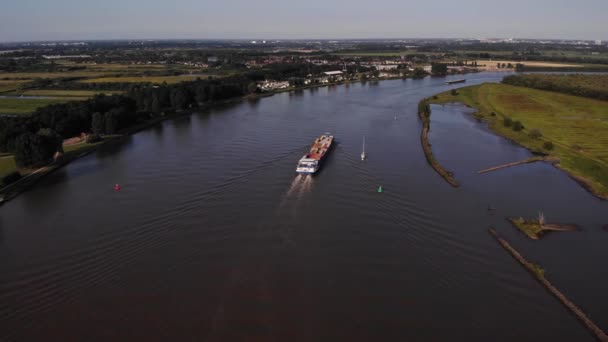Aerial Stern Zembla Cargo Ship Travelling Oude Maas Долли Бэк — стоковое видео