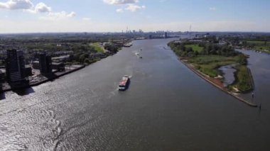 Nehir kenarındaki Kinderdijk Köyü 'nde nehir kenarında tekne gezintisi. hava durumu