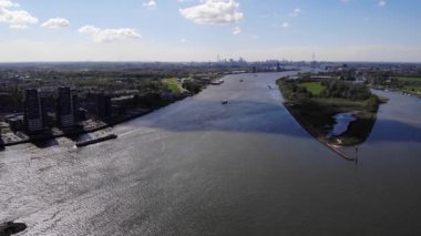 Hollanda, Molenlanden 'deki Nehir Kenarı Kinderdijk yakınlarındaki Cityscape' te yelken açan Manzaralı Gemi Kanalı. - Havadan Geniş Atış