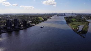 Hollanda 'daki Kinderdijk yakınlarındaki Nieuwe Maas Nehri' nde tekne turu. - Hava.