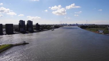 Arka planda Skyline olan Kinderdijk kasabasındaki nehirdeki güneş ışığının yansıması. hava durumu