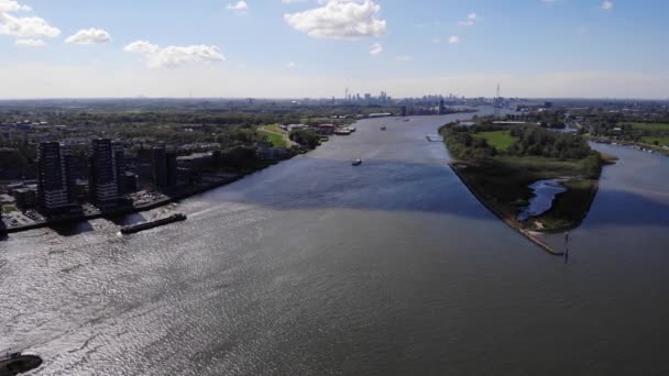 Natursköna Fartygskanalen Med Pråmar Segling Cityscape Riverbanks Kinderdijk Molenlanden Netherlands — Stockvideo