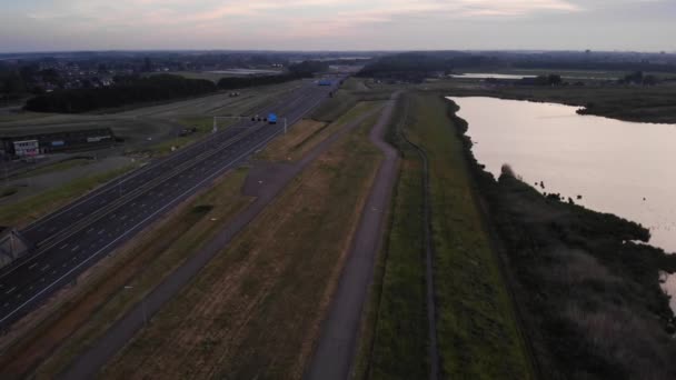 Verkehr Auf Der Autobahn A15 Entlang Der Gezeitenlandschaft Noord Crezeepolder — Stockvideo