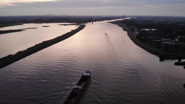 Порожнє Плавання Бардж Через Річку Біля Крезепольдеру Південній Голландії Нідерланди — стокове відео