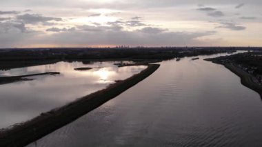 Hollanda, Güney Hollanda 'da Noord Nehri' nin bir parçası. statik çekim