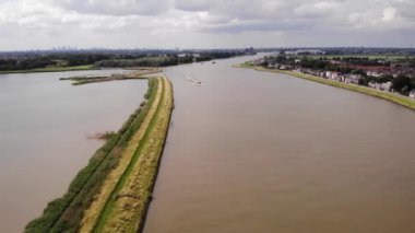 İç kargo gemisi boyunca seyahat eden Noord Nehri 'nin yüksek hava görüntüsü. Dolly İleri, Çekim Kuruluyor