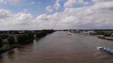 Hollanda 'daki Noord Nehri boyunca seyahat eden teknelerin hava görüntüsü. Yavaş Yaya Yukarı