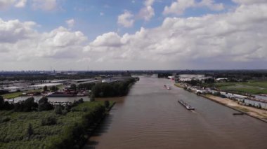 Hollanda 'daki Noord nehri boyunca ilerleyen yüksek hava manzaralı gemi Marina görüş alanımızda. Dolly İleri
