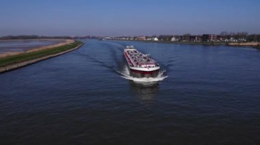 Hollanda 'daki Noord Nehri' nde yakıt tankeri gemisi. geniş çekim