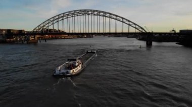 Hollanda 'daki Noord Nehri' nde uzun bir konteynır teknesi. İHA.