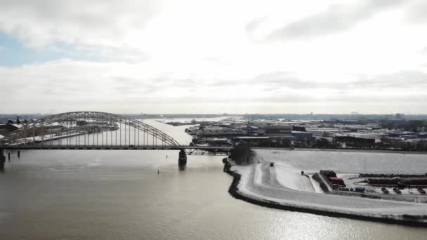 Luftaufnahme Einer Straßenbrücke Über Den Fluss Einem Stadtgebiet Den Niederlanden — Stockvideo