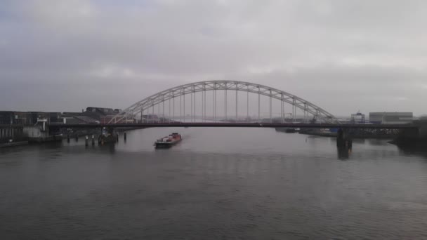 オランダのノード川の橋の下を通過するコンテナ船 空中だ スローモ — ストック動画