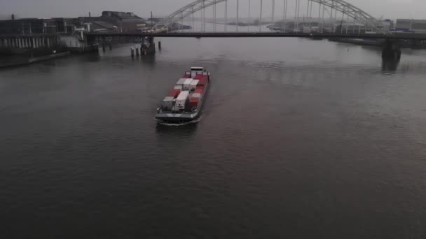 Hollanda Kargo Mavnası Arkasında Basküle Köprüsü Olan Bir Hollanda Nehri — Stok video