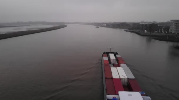 Containerschiff Auf Einem Holländischen Fluss Auf Dem Weg Zum Hafen — Stockvideo