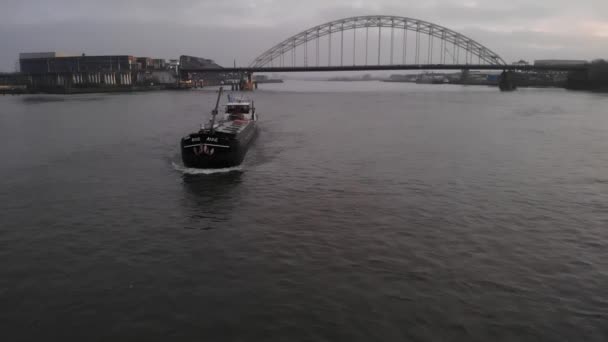 Φορτηγό Πλοίο Περνάει Από Ποτάμι Μια Γέφυρα Στο Βάθος Μια — Αρχείο Βίντεο