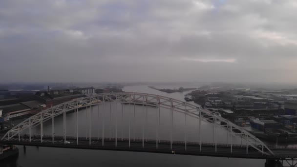 Coche Blanco Que Conduce Sobre Puente Basculante Con Fondo Una — Vídeo de stock