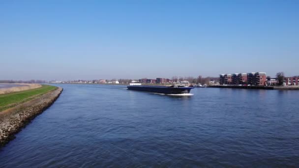 Μεγάλο Φορτηγό Πλοίο Που Πλέει Προς Κάτω Στον Ποταμό Noord — Αρχείο Βίντεο