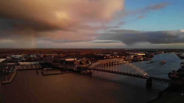 荷兰亨德里克 安巴尔的船坞上拱桥鸟瞰与驳船和货轮在日落与彩虹航行的鸟瞰 — 图库视频影像