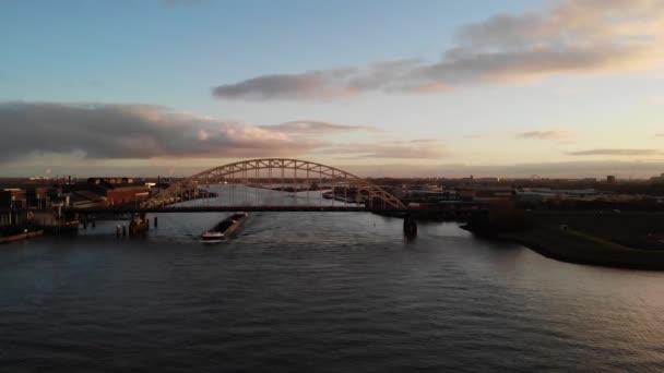 Containerschiff Auf Dem Fluss Noord Passiert Brücke Bei Sonnenuntergang Luftfahrt — Stockvideo