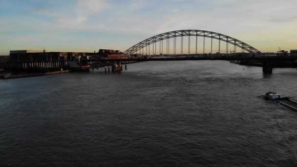 Chiatta Carica Profonda Che Naviga Tra Pilastri Ponte Bascule Contro — Video Stock