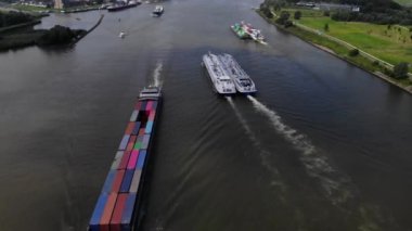 Hollanda nehrinde yelken açan nakliye mavnaları
