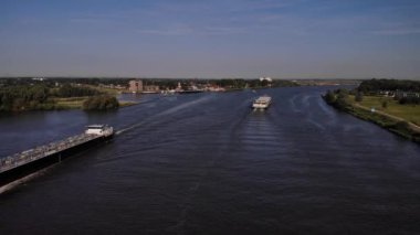 Oude Maas boyunca seyahat eden kargo gemilerinin hava görüntüsü. Dolly Geri
