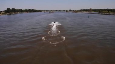 Yaz boyunca nehirde hızlı hareket eden bir Jetski 'nin arkasında uyanmak. - Havadan İzleme Görüntüsü