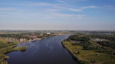 Arka planda Puttershoek Kasabası ile Oude Mass üzerinde hava görüntüsü. Yavaş Dolly Geri