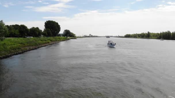 Kleine Tuin Zeilen Echte Golven Nederlandse Rivier — Stockvideo