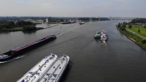 Mehrere Lastkähne Auf Einem Holländischen Fluss — Stockvideo