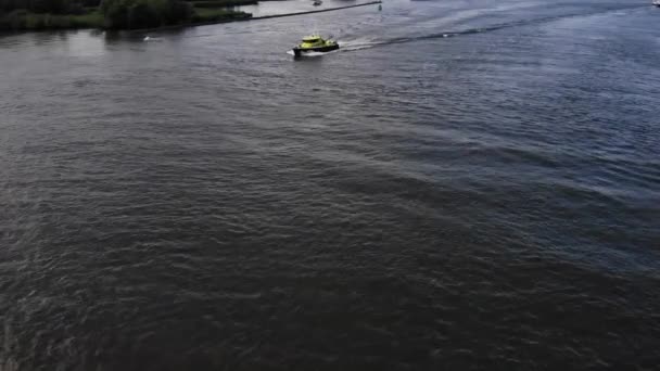 Nederlandse Wetshandhaving Zeilen Een Nederlandse Rivier — Stockvideo