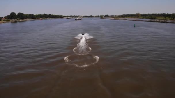 Acorde Atrás Jetski Movimento Rápido Rio Durante Verão Rastreamento Aéreo — Vídeo de Stock