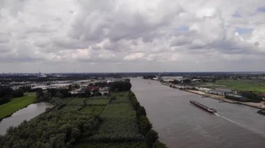 Hollanda 'daki Noord Nehri boyunca seyahat eden yüksek hava manzaralı gemi. Yavaş Dolly İleri