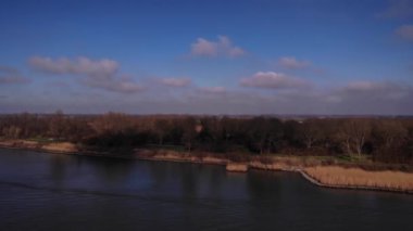 Nehirdeki bir yelkenliden gelen su dalgası. Navigasyon konsepti, hava görünümü